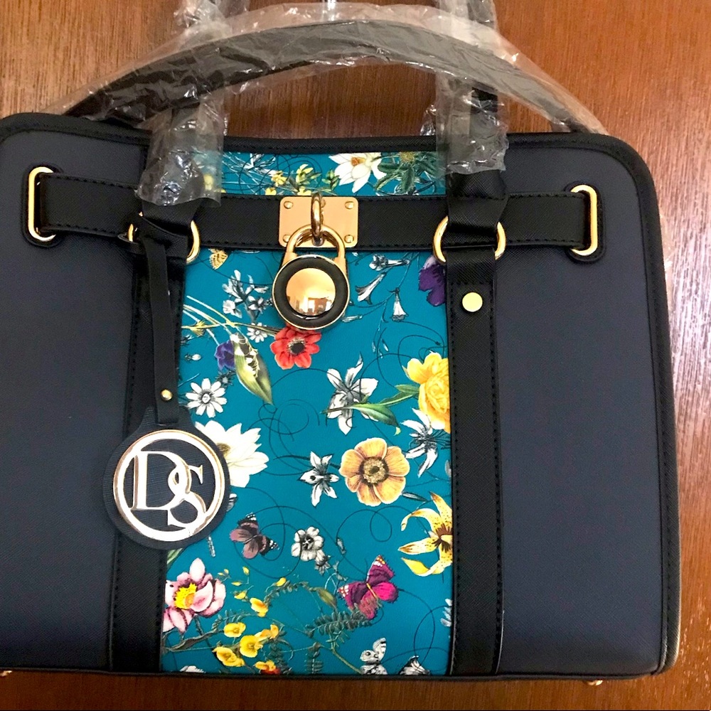 Dasein handbag never used with matching wristlet. Hand carry or shoulder strap.